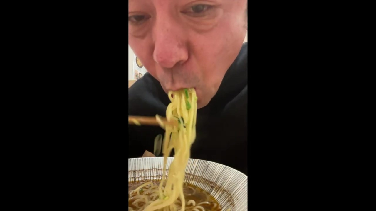 ラーメンを食べる有野ーっ!!!